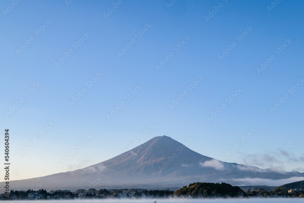 早朝の山梨県河口湖と富士山
