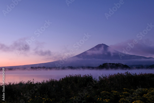 夜明け前の山梨県河口湖と富士山
