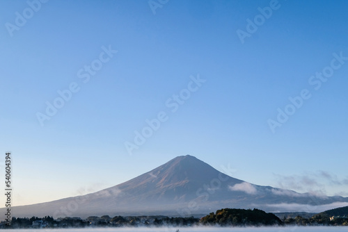 早朝の山梨県河口湖と富士山 © Kazu8