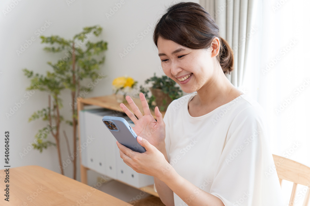 スマホでビデオ通話をする女性 スマホでビデオ通話をする女性
