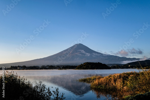 早朝の山梨県河口湖と富士山