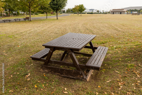 公園のテーブル付きベンチ