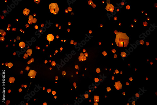 幻想的なスカイランタン