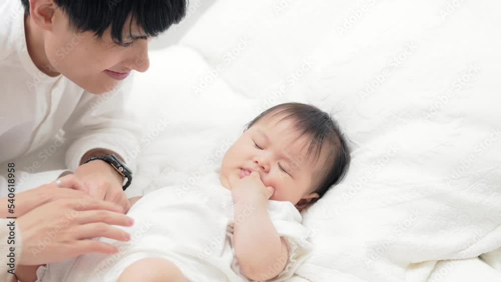 赤ちゃんを寝かしつける両親 子育てイメージ 赤ちゃんを寝かしつける両親 子育てイメージ