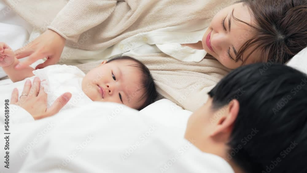 赤ちゃんを寝かしつける両親 子育てイメージ 赤ちゃんを寝かしつける両親 子育てイメージ