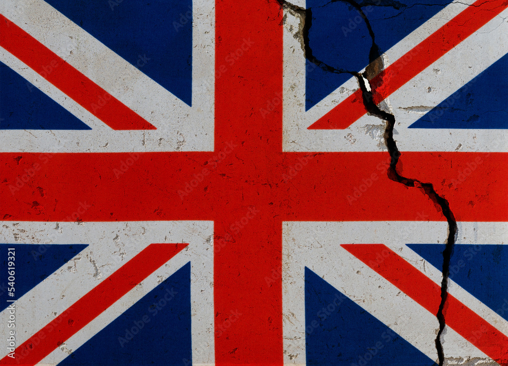Fototapeta premium British flag on cracked wall