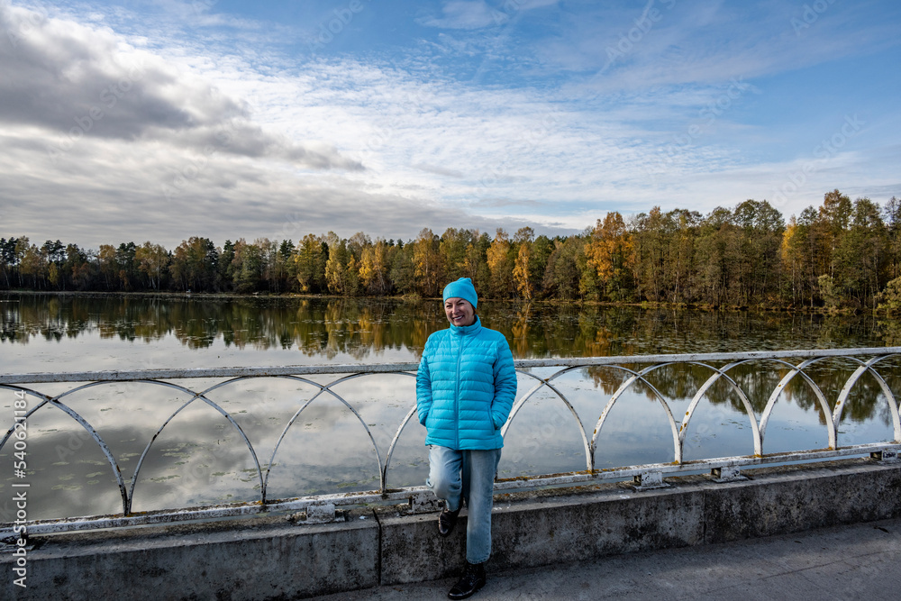 Obraz premium woman tourist on the background of ancient sights on an autumn gray day