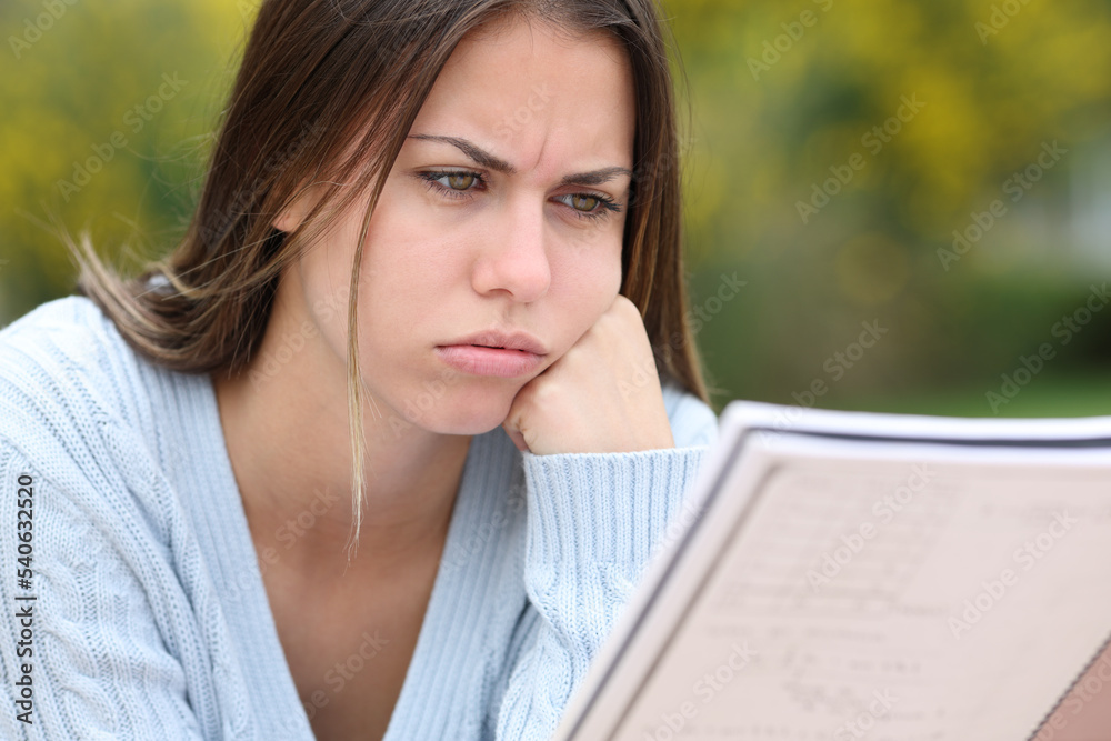 Obraz premium Frustrated student studying in a park