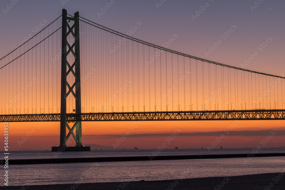 Fototapeta premium 日没後の明石海峡大橋