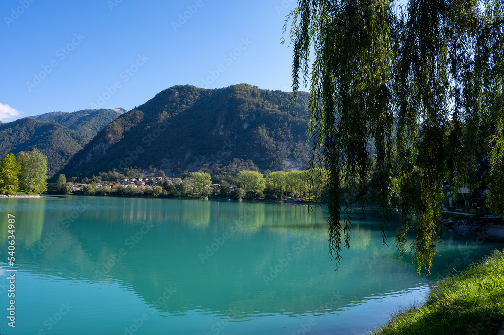 La rivière sauvage d'Isonzo près du village de Most na Soči en Slovénie