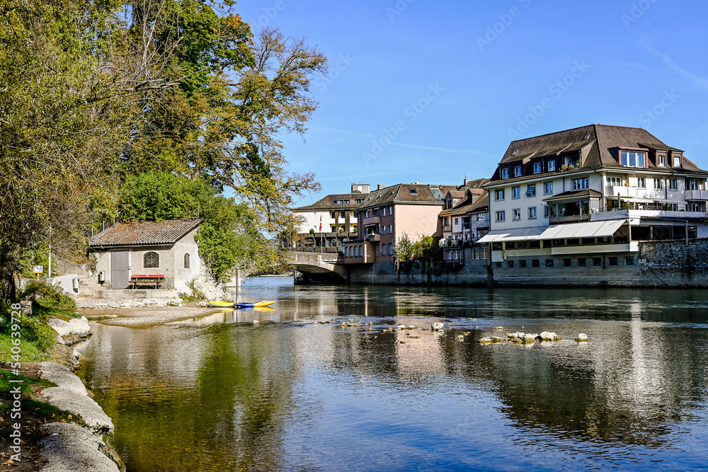 Obraz premium Rheinfelden, Rhein, Inseli, Burgstell, Insel, Schifflände, Rheinufer, Stadt, Altstadt, alte Rheinbrücke, Uferweg, Rheinweg, Rheinschifffahrt, Herbst, Aargau, Schweiz