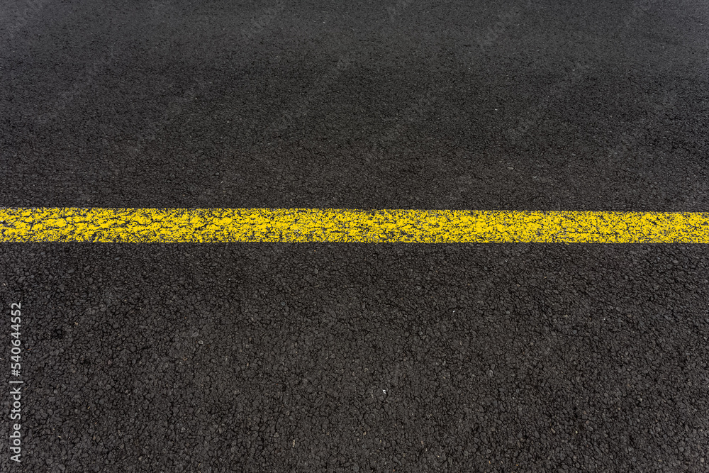 Fototapeta premium Ligne jaune sur asphalte 