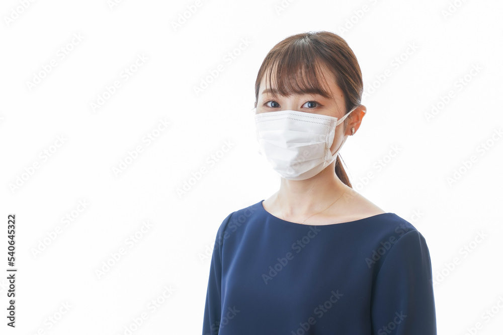 マスクをした若い女性 マスクをした若い女性