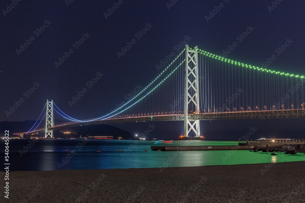 Fototapeta premium ライトアップされた明石海峡大橋