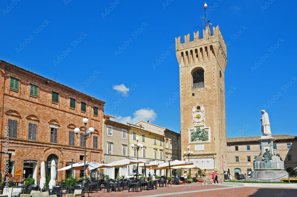 Recanati, la Torre del Borgo in piazza Leopardi - Marche
