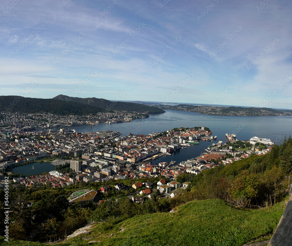 Panoramablick vom Bergplateau des Fløyen auf die norwegische Stadt Bergen mit Ihrem Hafen und den Schiffen	