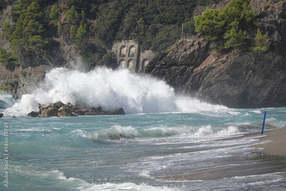Italien Moneglia Wellen und Strand