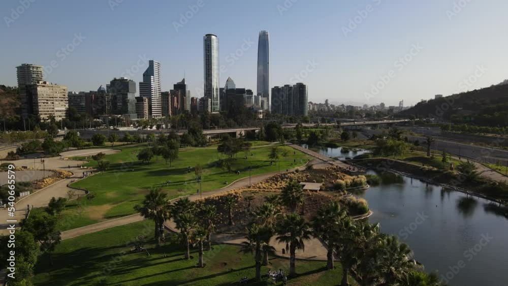 Vista aerea rápida de costanera Center y titanium edificios desde el parque bicentenario en santiago de Chile