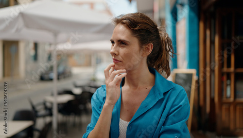 фотографія Young woman standing with doubt expression at street