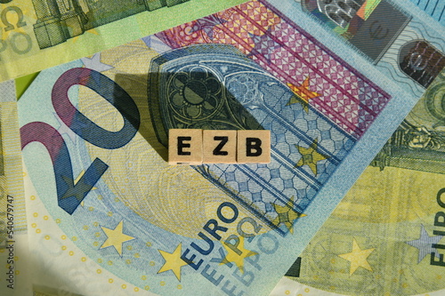 Das Wort EZB mit Holzwürfeln auf Euroscheinen photo
