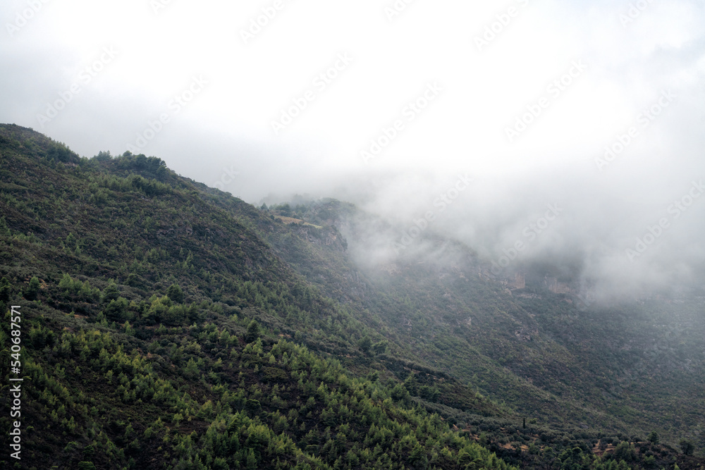 Tief hängende Wolken in den Bergen Griechenlands