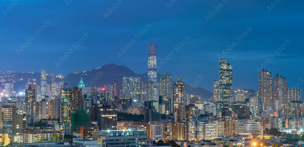 Obraz premium Panorama of skyline of Hong Kong city at dusk