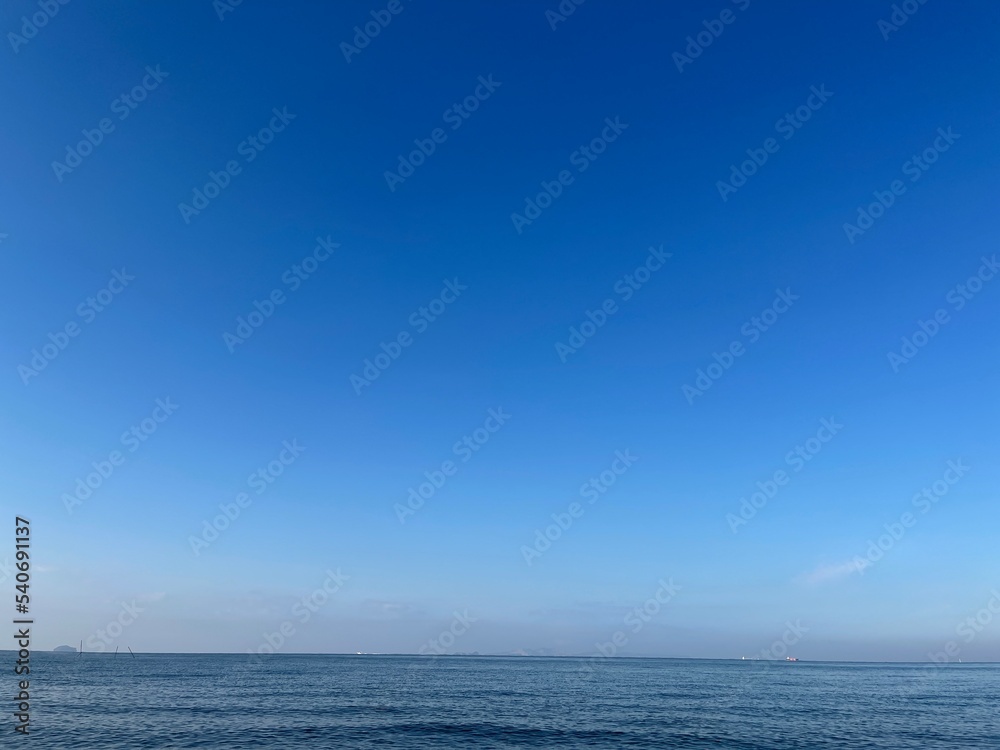 Fototapeta premium 真っ青な空と青い海