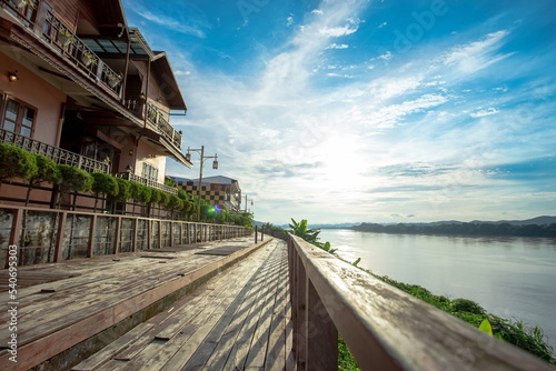 Obraz na płótnie The scenery of the Mekong River and walkway with lens flair in Chiang Khan. w salonie