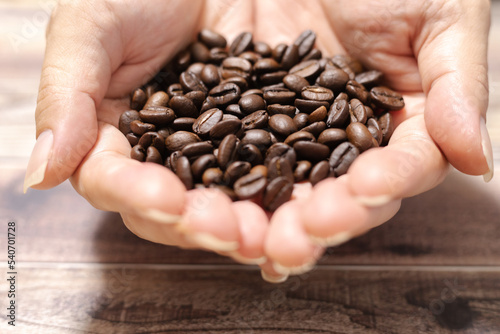 コーヒー豆を持つ人の手