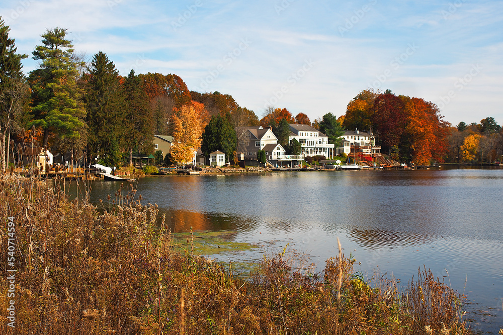 Fototapeta premium Riverside homes in Lysander
