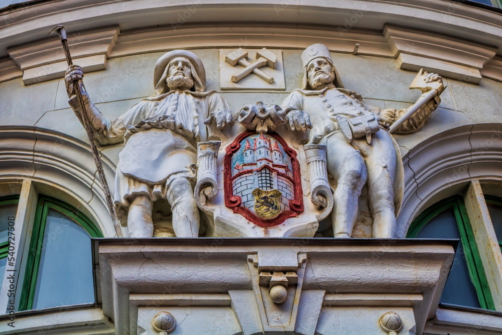 freiberg, deutschland - stadtwappen mit statuen von bergmännern
