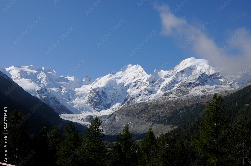 Wanderregion in den Schweizer Alpen. Trekkiing to the Morteratsch Glacier in the Swiss Alps