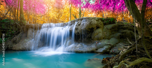 Niesamowity charakter, piękny wodospad w kolorowym lesie jesienią w sezonie jesiennym