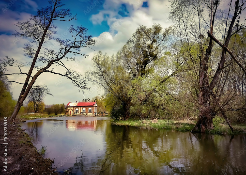 Stary młyn włodny wiosną.