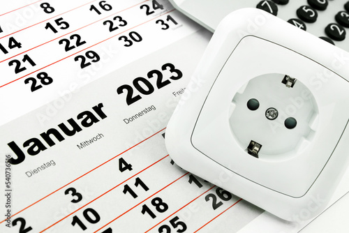 Deutscher Kalender Januar 2023 mit Steckdose und Rechner Energie und Kosten im Winter