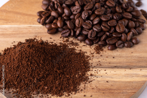 Fotografie coffee piles of coffee beans on a wooden board