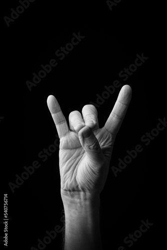 Hand demonstrating the Japanese sign language letter 'KI' or 'き' with copy space