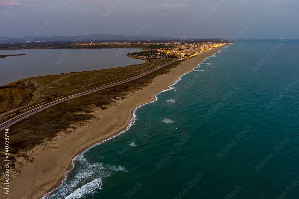 Canet en Roussillon entre mer méditeranée et étang au lever du jour