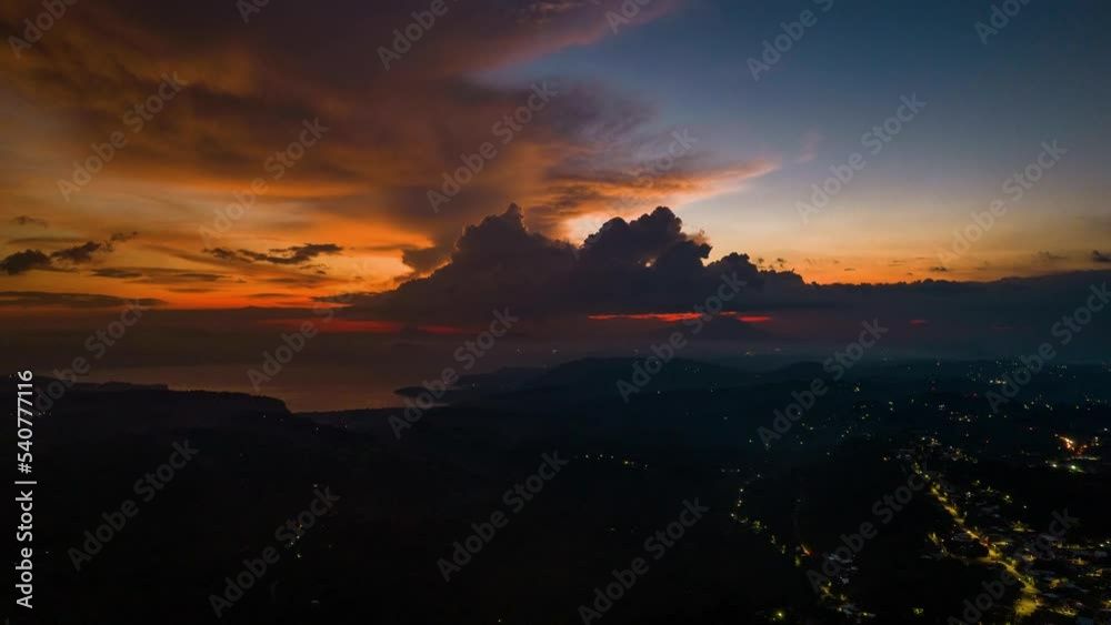 Hyperlapse nocturno del lago de Ilopango. Lago de origen volcánico en El Salvador Hyperlapse nocturno del lago de Ilopango. Lago de origen volcánico en El Salvador