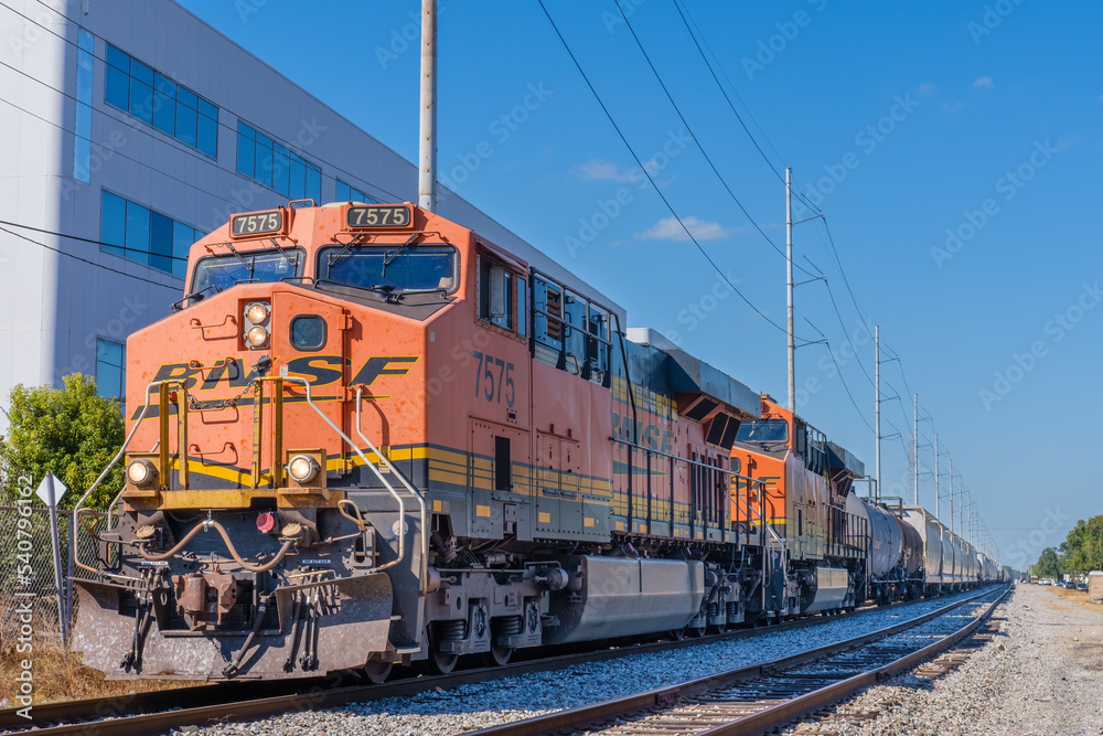Foto de BNSF and Long Train on the Tracks Next to the U.S. Army Corps of Engineers