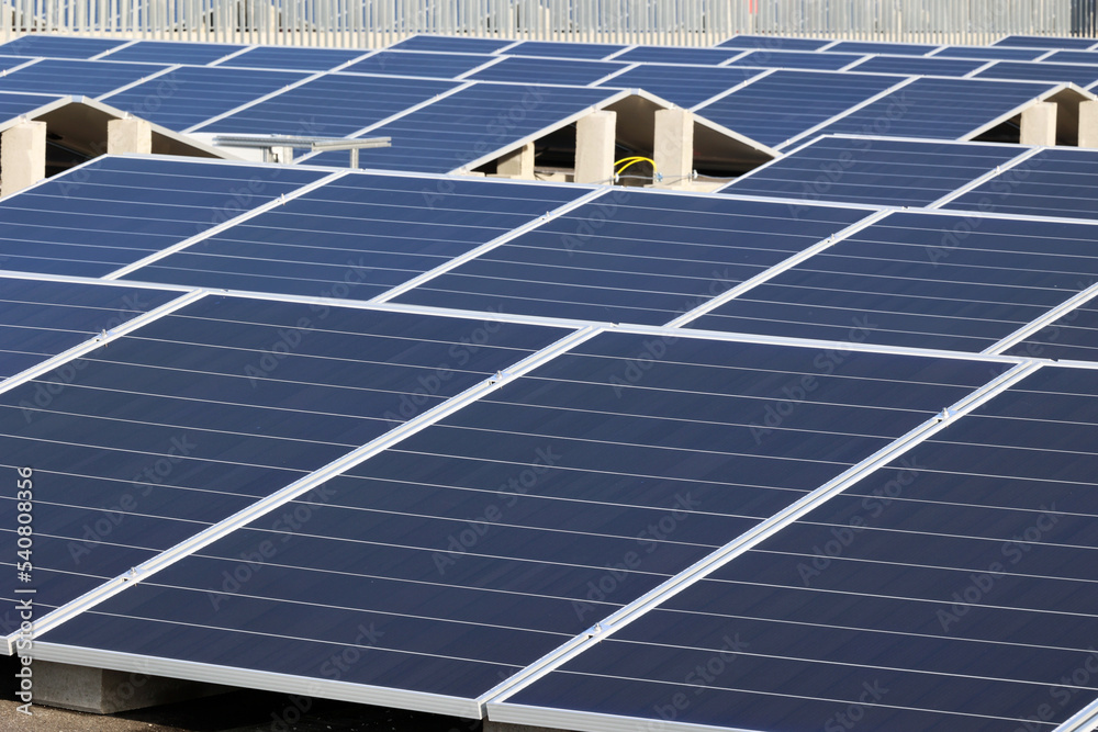 Farma ekologicznych paneli słonecznych na dachu bloku mieszkalnego.  - obrazy, fototapety, plakaty 