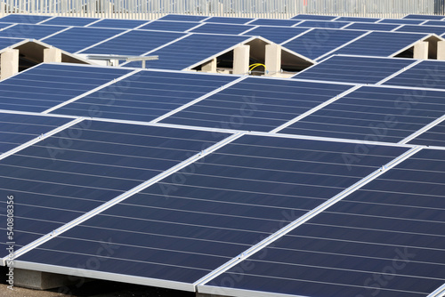 Farma ekologicznych paneli słonecznych na dachu bloku mieszkalnego. 