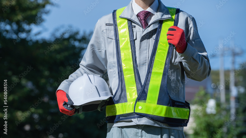 安全ベストを着た作業服姿の男性|建設業・警備員・ガードマン イメージ 安全ベストを着た作業服姿の男性|建設業・警備員・ガードマン イメージ