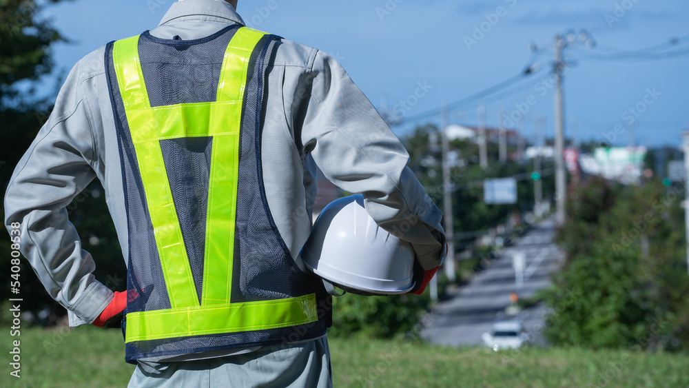 安全ベストを着た作業服姿の男性|建設業・警備員・ガードマン イメージ 安全ベストを着た作業服姿の男性|建設業・警備員・ガードマン イメージ
