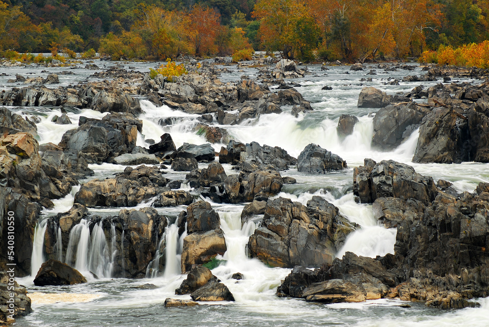 Φωτογραφία The water from the Potomac River cascades of the Great Falls of the Potomac, cur