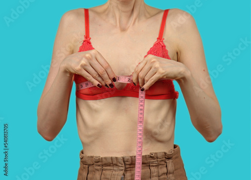 Foto Anorexic girl measuring herself