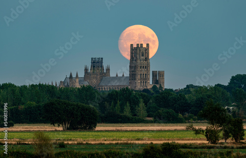 Slika na platnu Moon rise behind Ely Cathedral, 10th August 2022