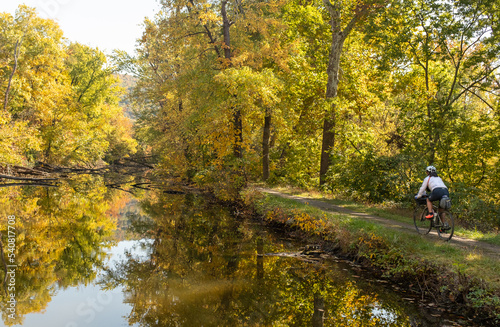 Foto Cyclist riding along the C&O tow path.