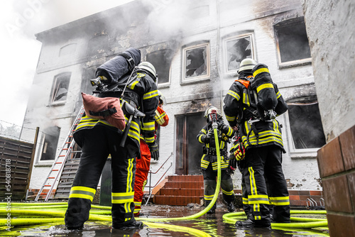 Feuerwehr löscht brennendes Haus