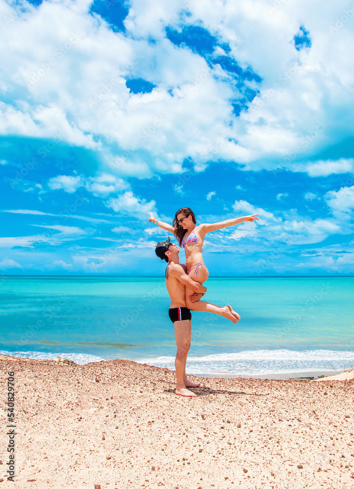 casal apaixonado de férias turismo litoral 